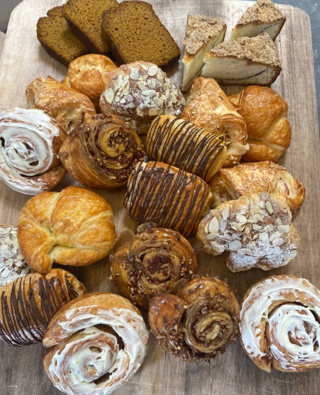 Now is the ideal time to pamper your team! ⁠
Elevate their spirits and bring smiles to their faces with a selection of delightful treats from our freshly baked morning pastry display. 🤩⁠
#bigwoodbread #BWB #eatbigwoodbread #sunvalley #localfood #sustainable #GMOfree #bestlunch #freshbaked #freshbread #freshbagels #bagels #bread #localhoney #cookies #freshpastries #teambuilding #treatthestaff